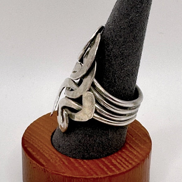 Elegant hammered sterling silver swirl design ring - size 7 - Picture 2 of 5